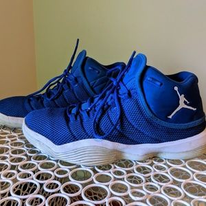 Men's basketball shoes